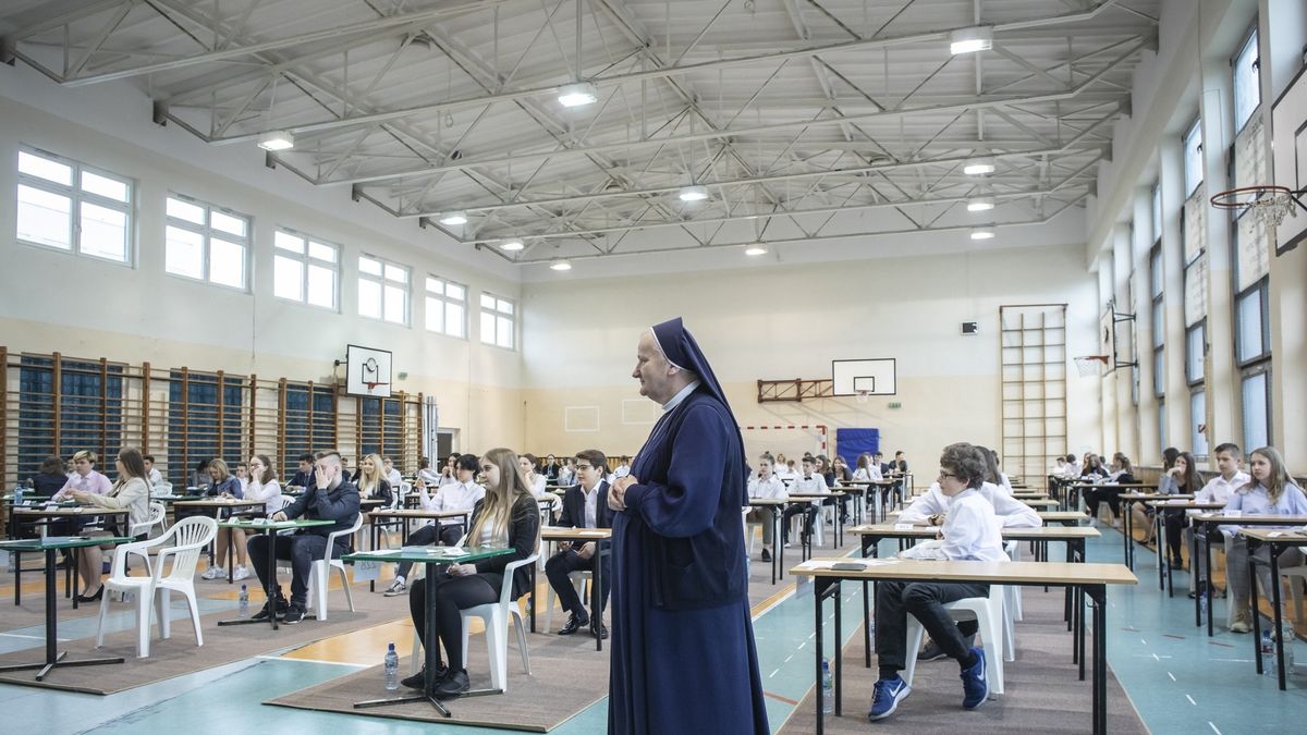 Trwa strajk nauczycieli, w kilku szkołach w organizacji egzaminu gimnazjalnego pomagają katecheci