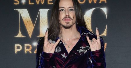 Sylwester 2019: Michał Szpak z tancerzami w sukienkach. Odważnie! Oj, TVP chyba by na to nie poszło… [WIDEO]