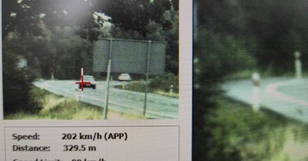 Jechał 202 km/h na ograniczeniu do 90. Skończyło się na mandacie