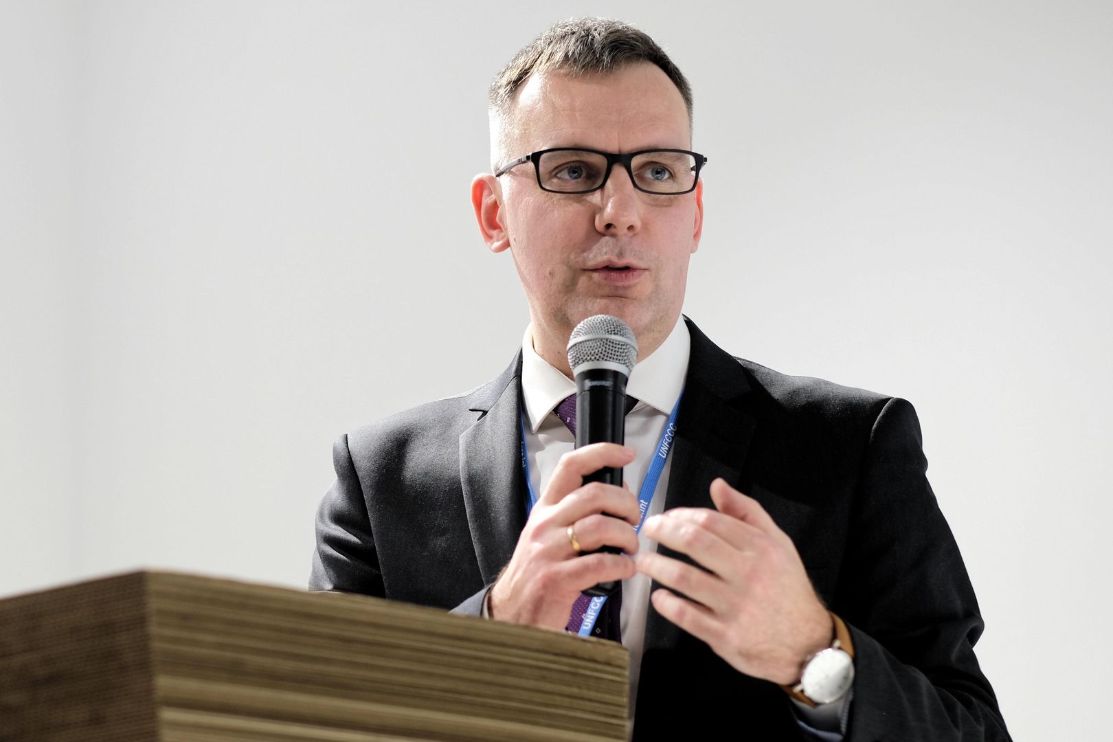 Wiceprezes Lotosu Patryk Demski, mimo trwającej kampanii wyborczej, nadal pojawia się w pracy