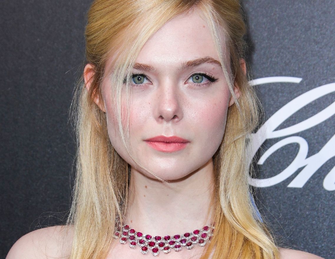 Elle Fanning straciła przytomność podczas kolacji w Cannes. Pomógł jej starszy aktor