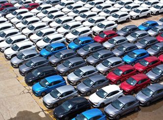 Polacy kupują samochody na potęgę. Duży bank zabrał głos