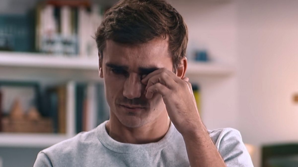 Kadr z filmu Netflixa Griezmann płacze wspominając rodziców i finał MŚ