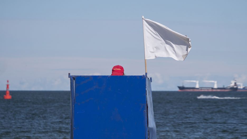 Flagi nad wodą. O czym informują?
