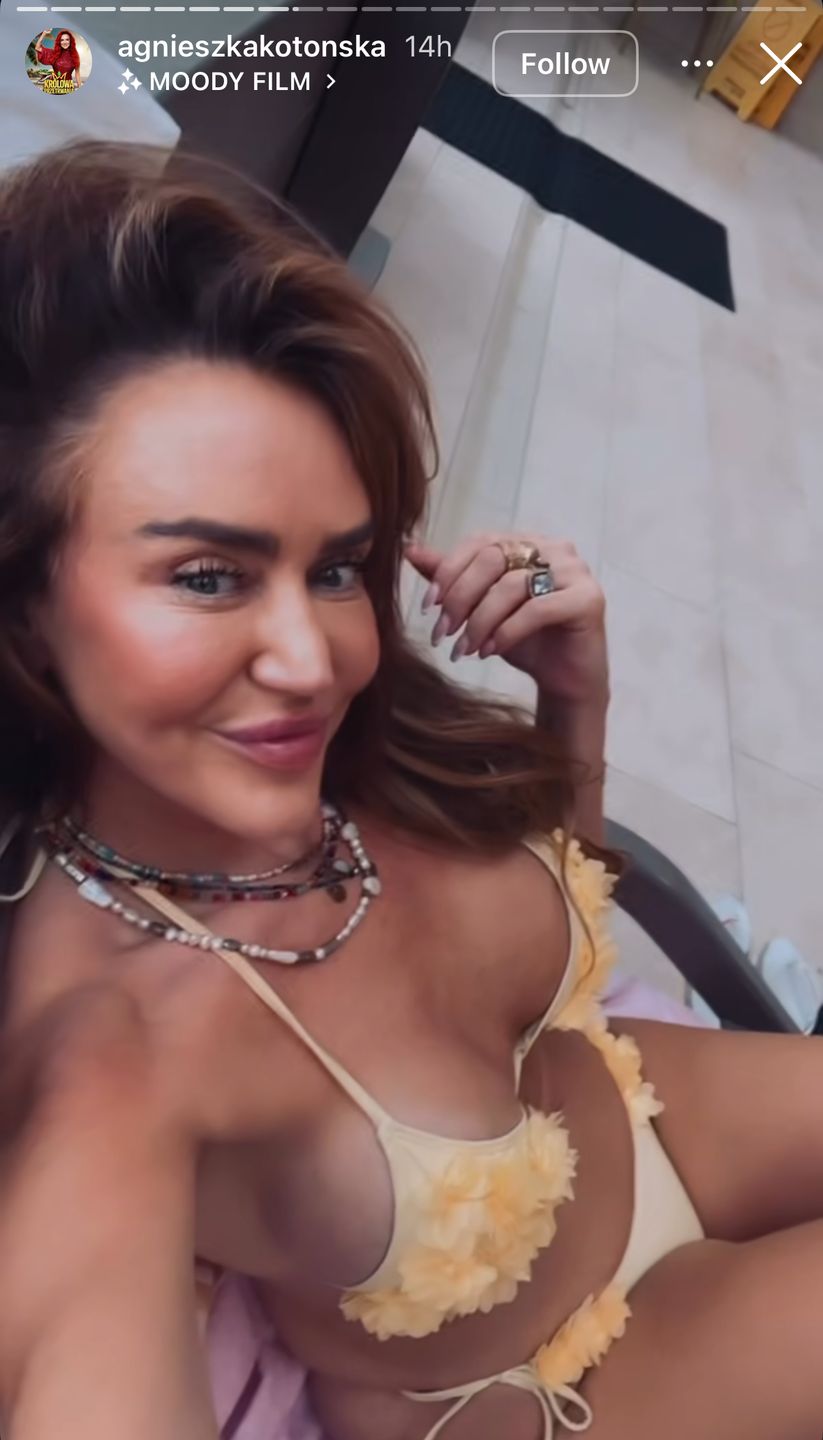 Opalona Agnieszka Kotońska pozdrawia z wakacji