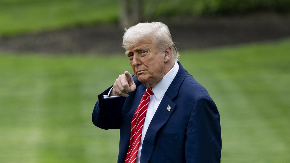 WASHINGTON DC, UNITED STATES - MAY 30: U.S. President Donald Trump departs the White House to visit U.S. Steel's Irvin Works facility in West Mifflin, Pennsylvania on Friday in Washington D.C., on May 30, 2025. (Photo by Celal Gunes/Anadolu via Getty Images)