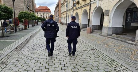 Koronawirus w Polsce. Bezobjawowy protest w Legnicy. Więcej policjantów niż antycovidowców