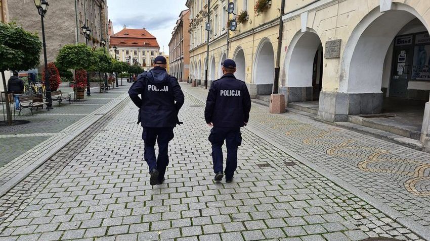 Koronawirus w Polsce. Bezobjawowy protest w Legnicy. Więcej policjantów niż antycovidowców
