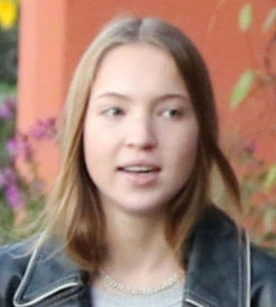 Kate Moss zaciąga się papierosem