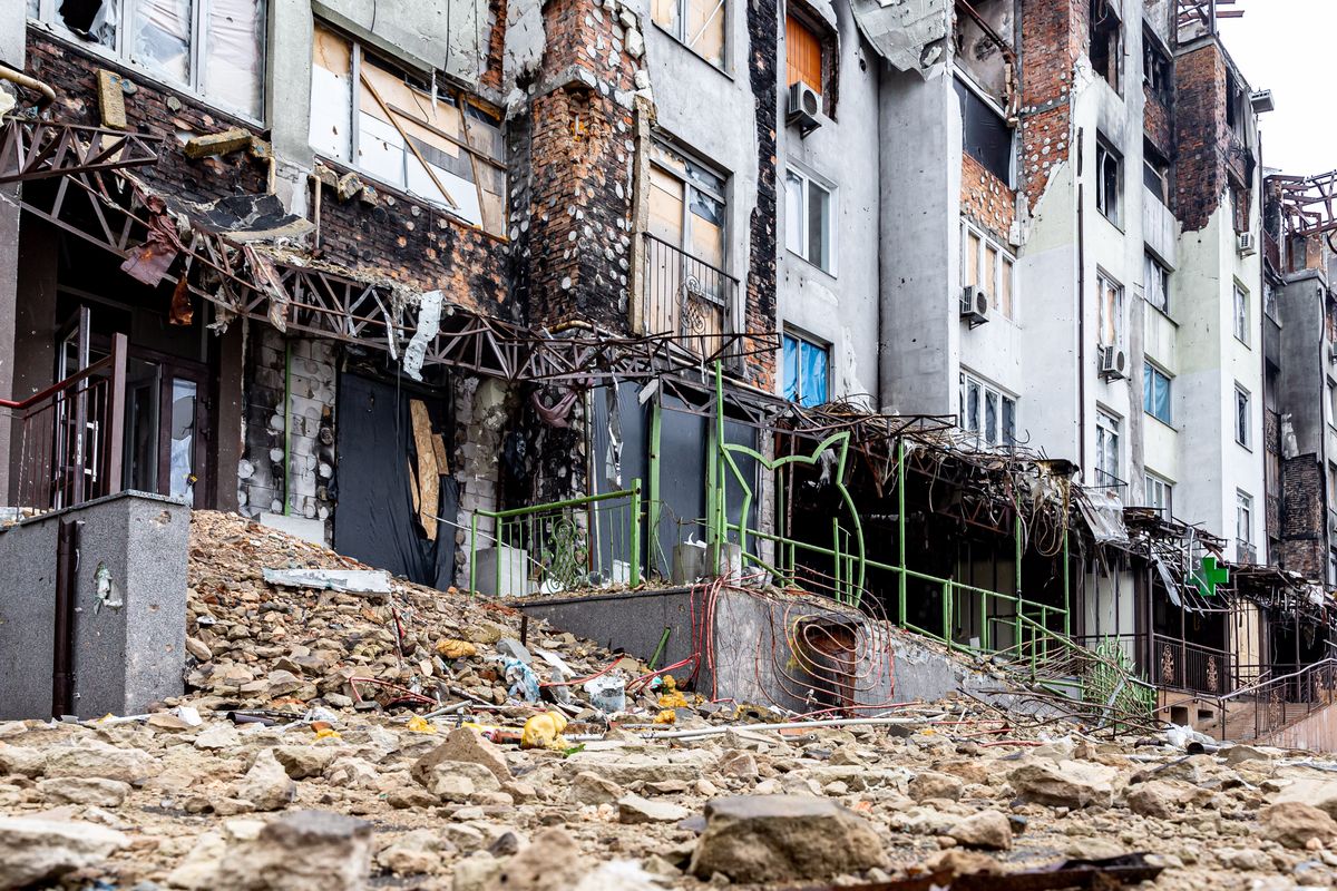 Zniszczone budynki mieszkalne w Irpieniu w obwodzie kijowskim
