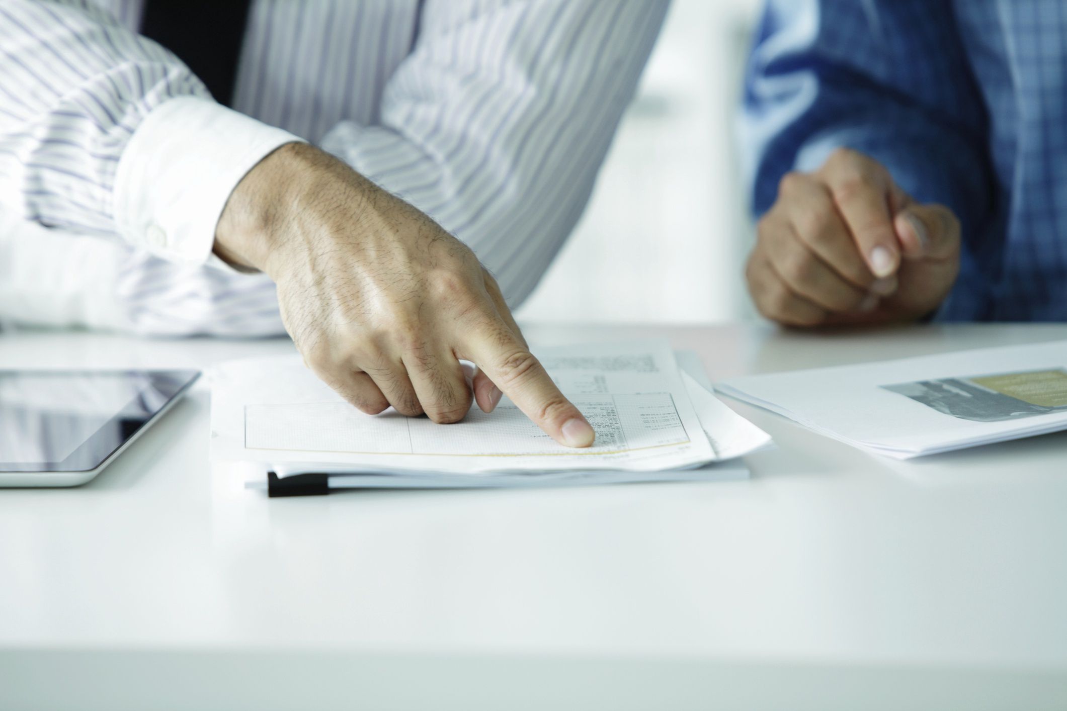 Na zdjęciu osoby sprawdzające zapis w dokumencie