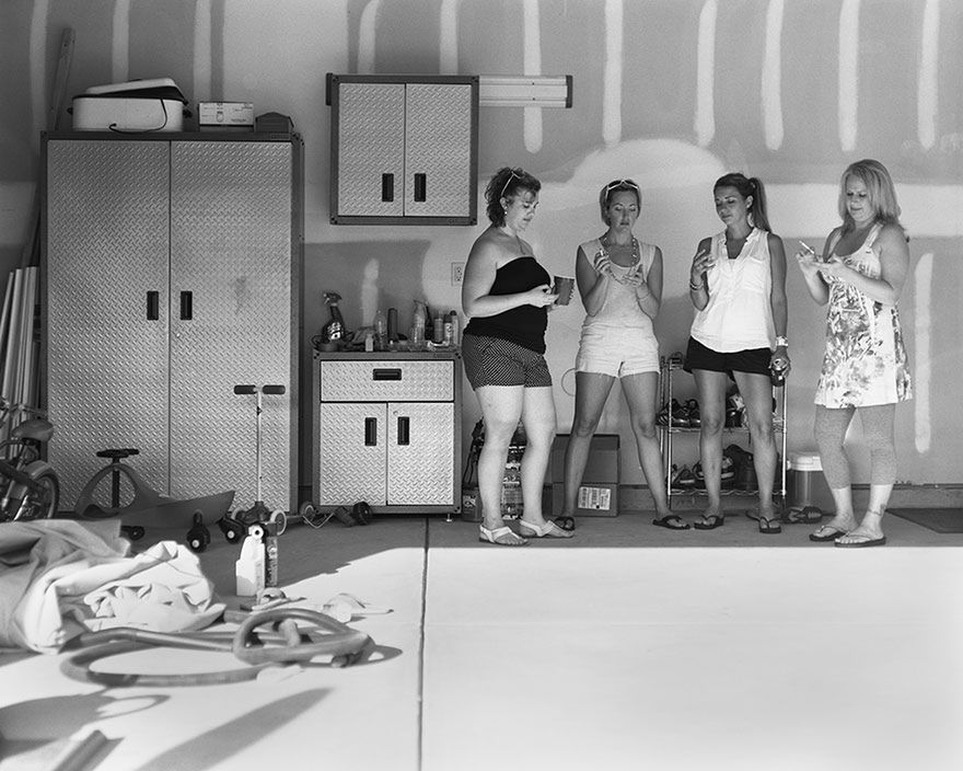 Fotograf usunął telefony ze zdjęć, aby pokazać, jak bardzo jesteśmy od nich uzależnieni 13
