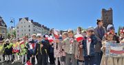 Radosne obchody Dnia Flagi w Głogowie. Setki przedszkolaków z biało-czerwonymi symbolami przeszły przez Rynek. Foto/Filmy