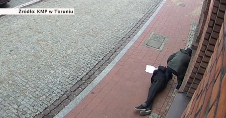 Po wyjściu z komisariatu upadł na chodnik i dostał drgawek. Pomogli mu policjanci
