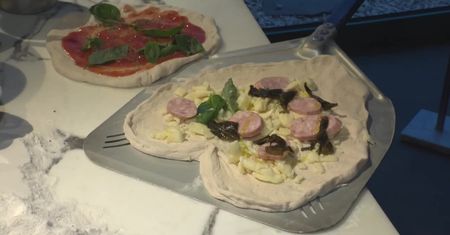 Prezydent Pabianic wypiekał pizzę w jednej z tamtejszych pizzerii. Dochód ze sprzedaży “prezydenckiego” dania zasili konto WOŚPwosp