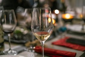 Kolor wina ma znaczenie. Ryzyko nowotworu o 22 proc. wyższe