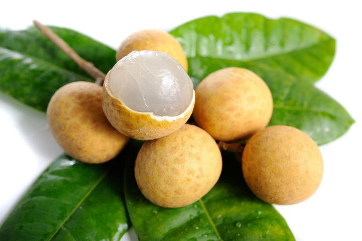 Longan, nazywany smoczym okiem, to jadalny, słodki i aromatyczny owoc pochodzący z południowo-wschodniej Azji.
