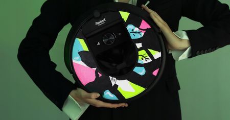 WOŚP 2020. Nietypowe technologiczne aukcje. Kolorowy odkurzacz i lot historycznym samolotem