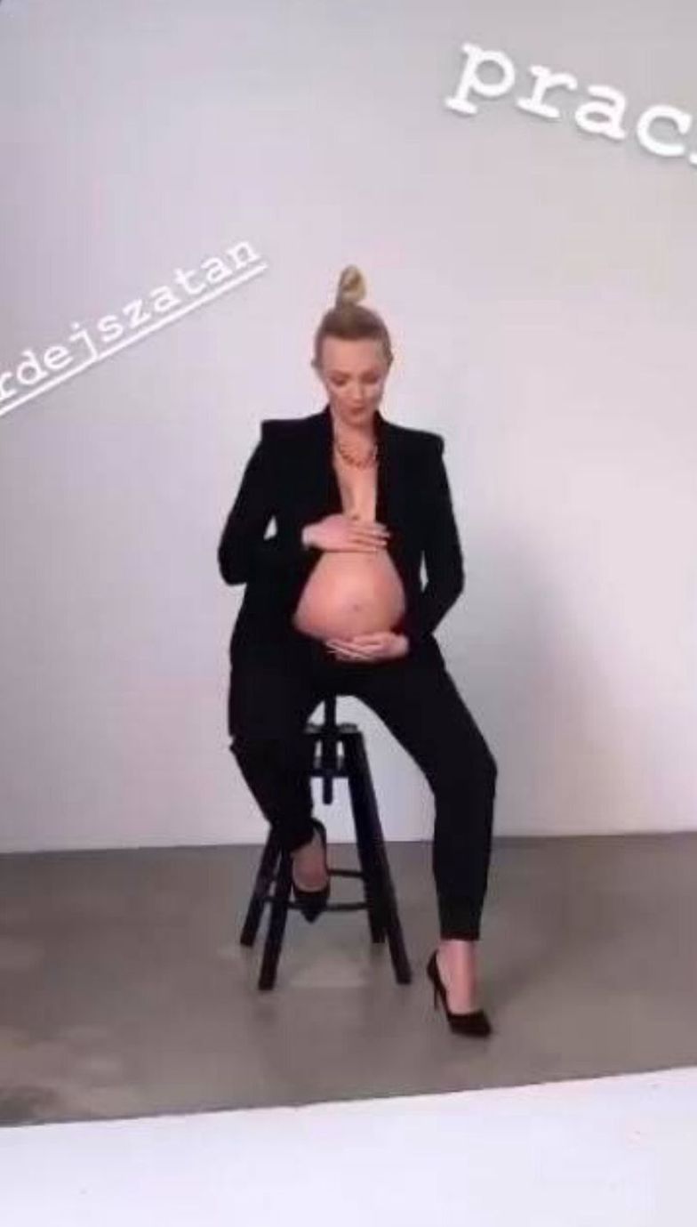 Roznegliżowana Barbara Kurdej-Szatan chwali się krągłościami podczas ciążowej sesji (ZDJĘCIA)