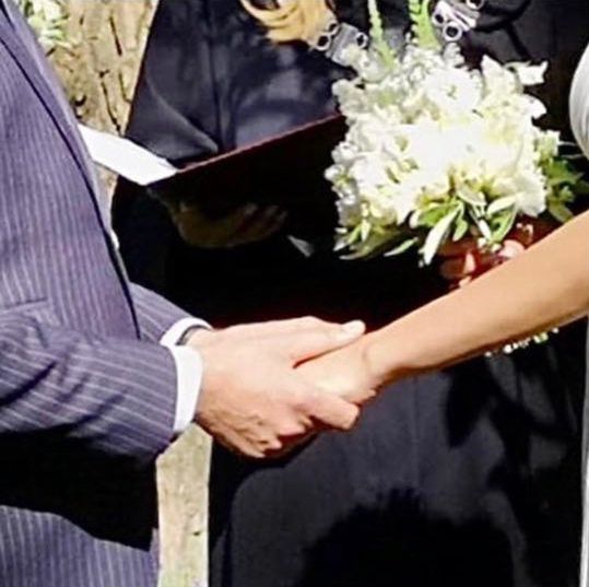 Piotr Adamczyk i jego żona w trakcie uroczystości ślubnej