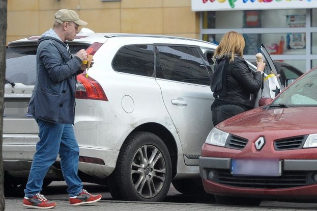 Bartosz Żukowski z partnerką i córką na lodach (ZDJĘCIA ...