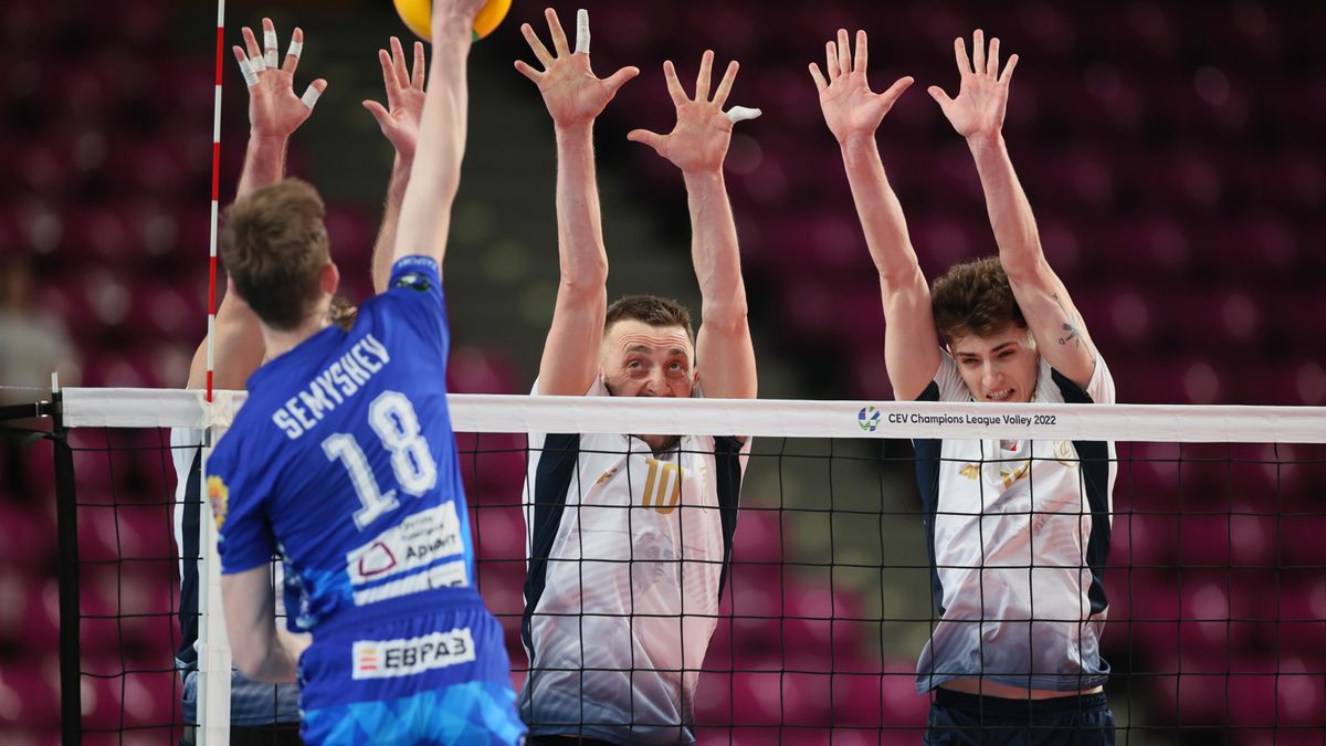 PAP / Leszek Szymański / Siatkarze Projektu Warszawa Janusz Gałązka i Igor Grobelny oraz Anton Semyszew  z Dynama Moskwa