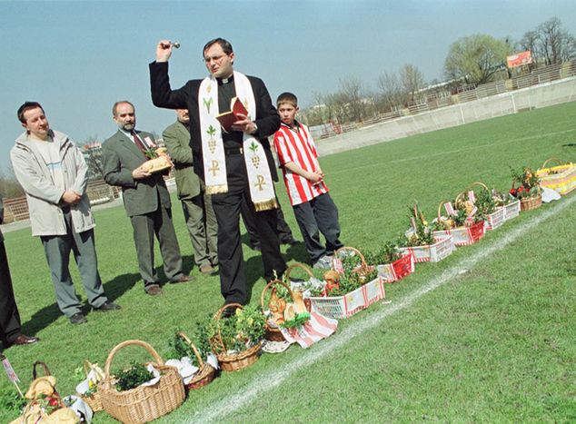 Ksiądz Paweł Łukaszka, rok 2002 (fot. Tomasz Markowski/Newspix). 