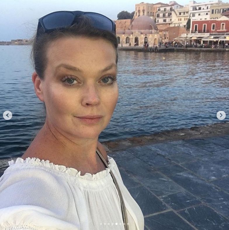 Tamara Arciuch TOPLESS (?) wietrzy pachę na greckiej plaży ...