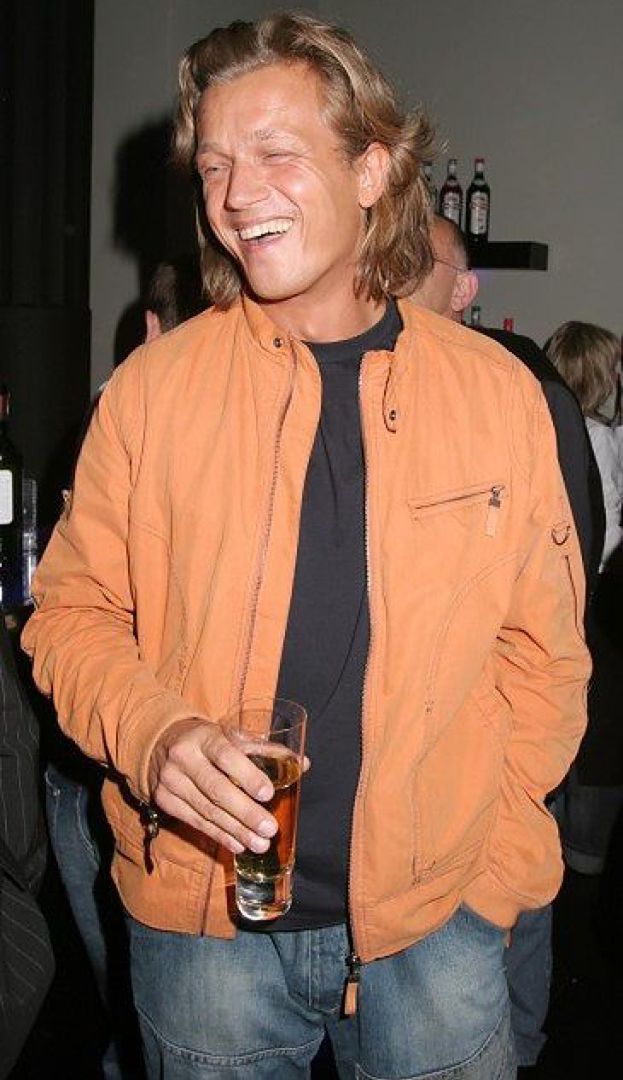 Rozczulony Jarosław Jakimowicz komentuje ściskanie rąk ...