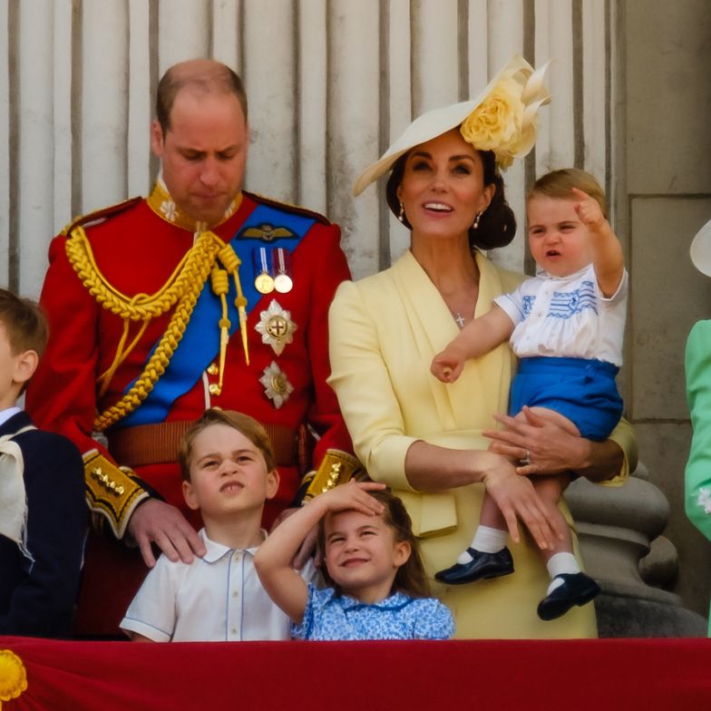 Książę William, Kate Middleton i ich dzieci oklaskują ...