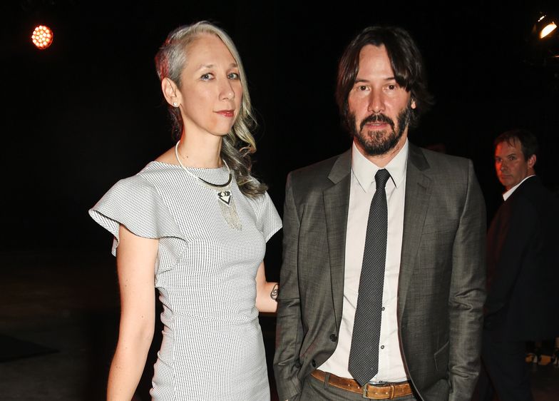 Roześmiani Keanu Reeves i jego dziewczyna witają się z ekipą 