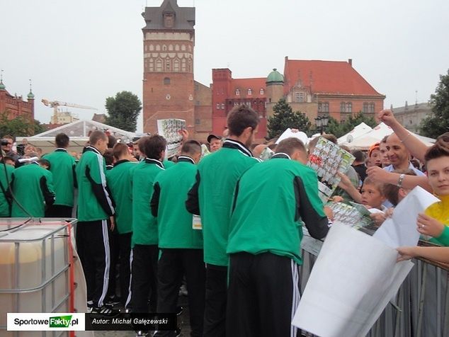 Po prezentacji zawodnicy sumiennie rozdawali autografy