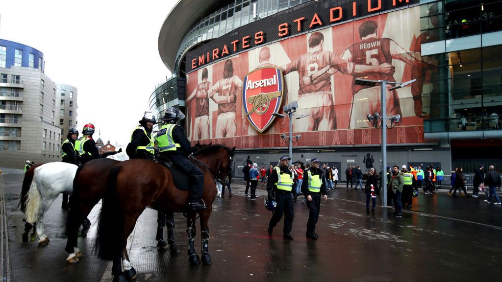 policja przed stadionem Emirates Stadium