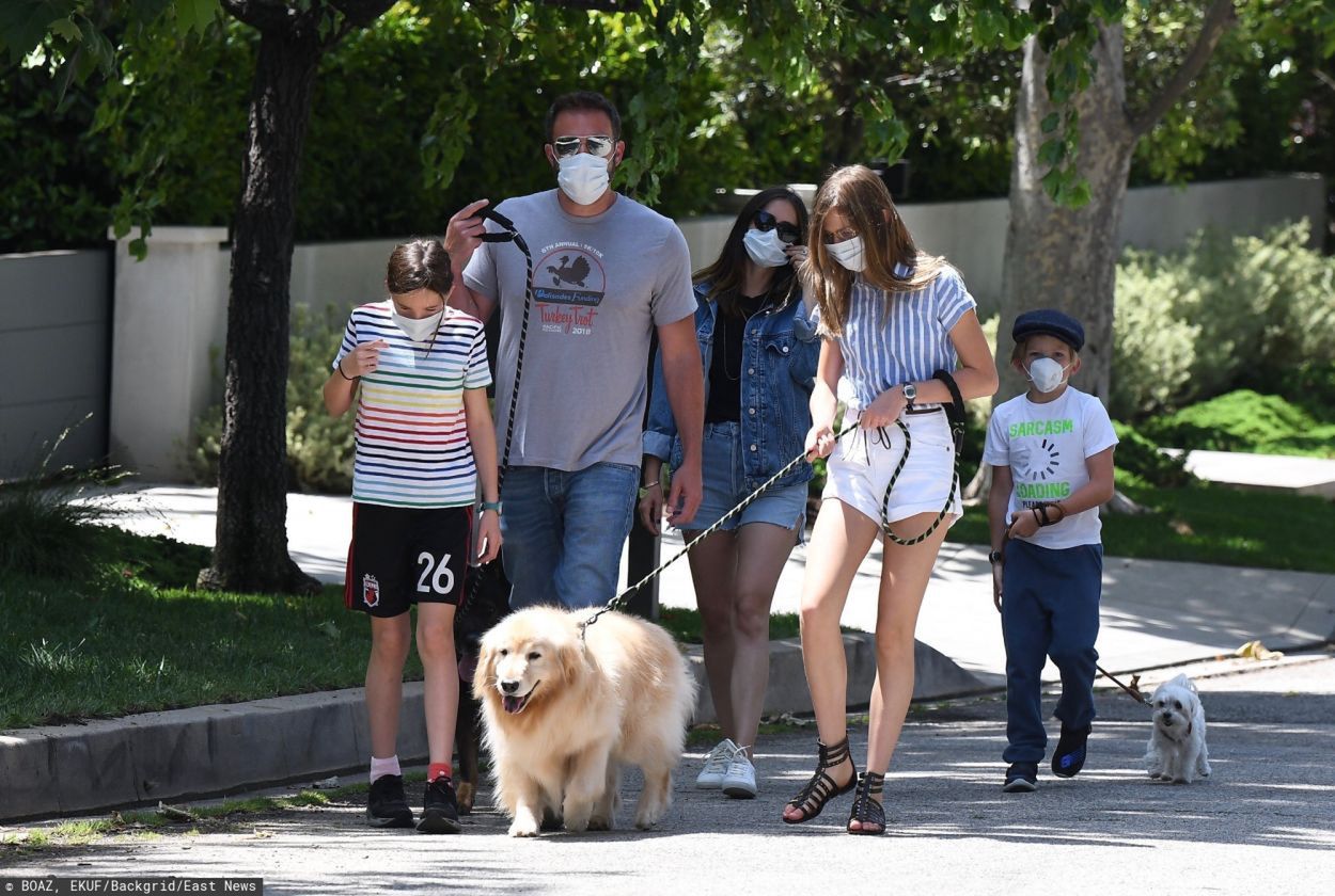 Ben Affleck z dziećmi i partnerką