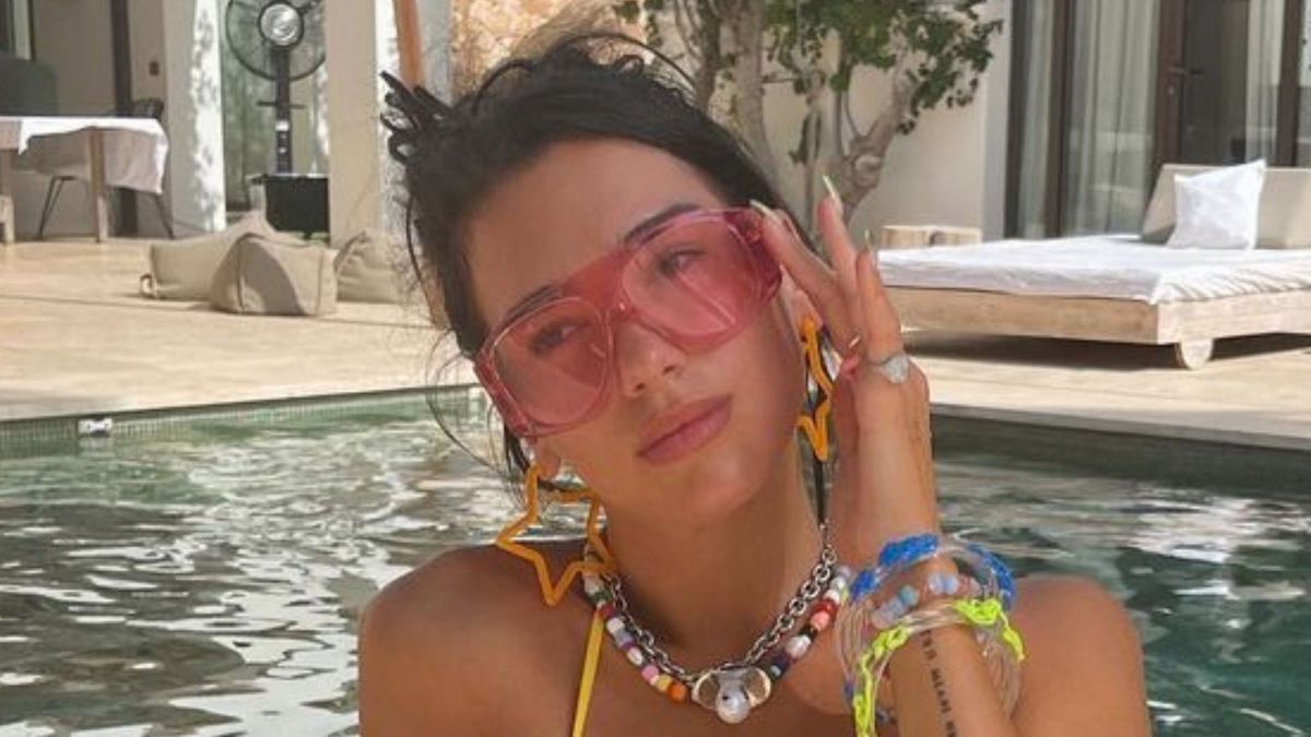 La caliente Dua Lipa se relaja con sus amigas en la piscina en bikini super suave (fotos)