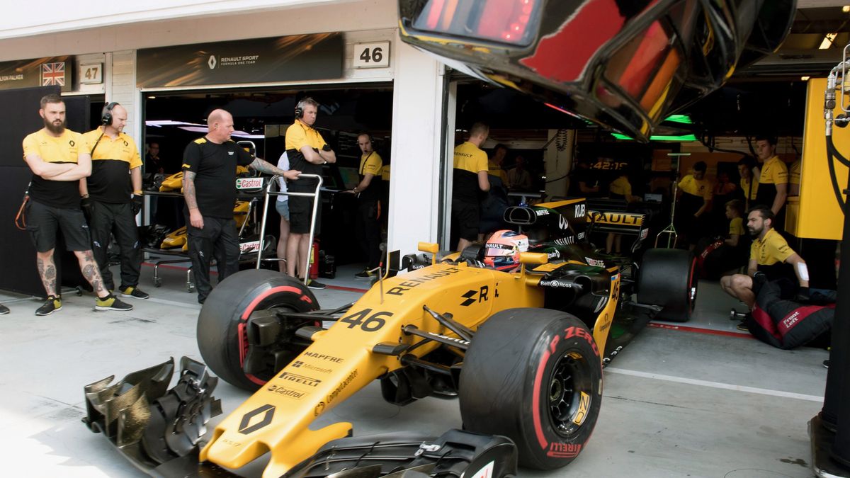 PAP/EPA / Szilard Koszticsak / Robert Kubica w bolidzie Renault