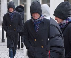 Zmarznięty Sting w wielkiej czapce spaceruje po Warszawie (ZDJĘCIA)