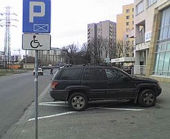 Piotr Szwedes parkuje na miejscu dla inwalidów!