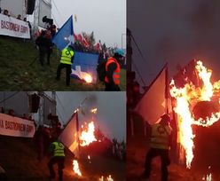 Na Marszu Niepodległości narodowcy spalili flagę... Facebooka