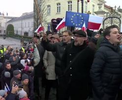 Manifestanci pod Pałacem Prezydenckim: "Andrzej Duda, oddaj dyplom. Marionetka Kaczyńskiego! 