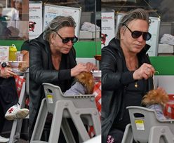 Smutny i zoperowany Mickey Rourke je lunch ze swoim psem (ZDJĘCIA)