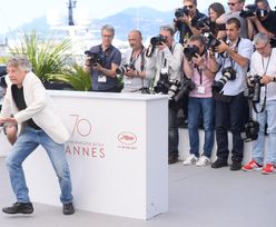 Roman Polański stroi miny i próbuje robić "jaskółkę" w Cannes (ZDJĘCIA)