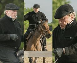 75-letni Daniel Olbrychski daje popis umiejętności jeździeckich, PUSZCZAJĄC DYMKA na siodle (ZDJĘCIA)