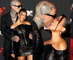 MTV VMA. Zakochani Kourtney Kardashian i "przyszły tatuś jej dzieci", Travis Barker STYKAJĄ SIĘ JĘZYKAMI na ściance (ZDJĘCIA)