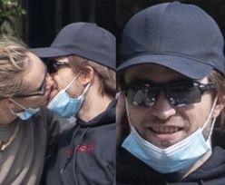 Ozdrowieniec Robert Pattinson z maseczką pod brodą całuje się namiętnie z dziewczyną (ZDJĘCIA)