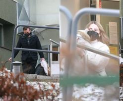 Kasia Tusk z córeczką na rękach wychodzi ze szpitala w asyście wspierającego męża (ZDJĘCIA)