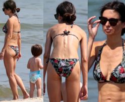 Szczupła Marta Kaczyńska W BIKINI relaksuje się na plaży w towarzystwie syna (ZDJĘCIA)