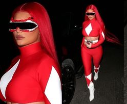 Halloween 2020. Kylie Jenner w stroju Czerwonego Rangera paraduje po Beverly Hills (ZDJĘCIA)