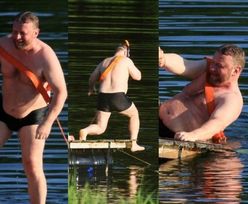 Spragniony wrażeń Łukasz Szumowski pluska się w jeziorze podczas rodzinnego wypadu (ZDJĘCIA)