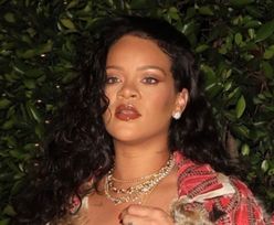 Rihanna w pstrokatej stylizacji eksponuje SPORY BRZUCH i reaguje na doniesienia o rzekomych ZARĘCZYNACH (ZDJĘCIA)